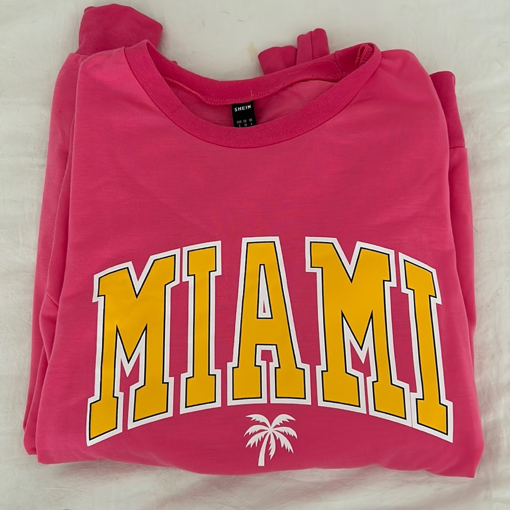 Shein pink crewneck. Says “MIAMI”. Size small.